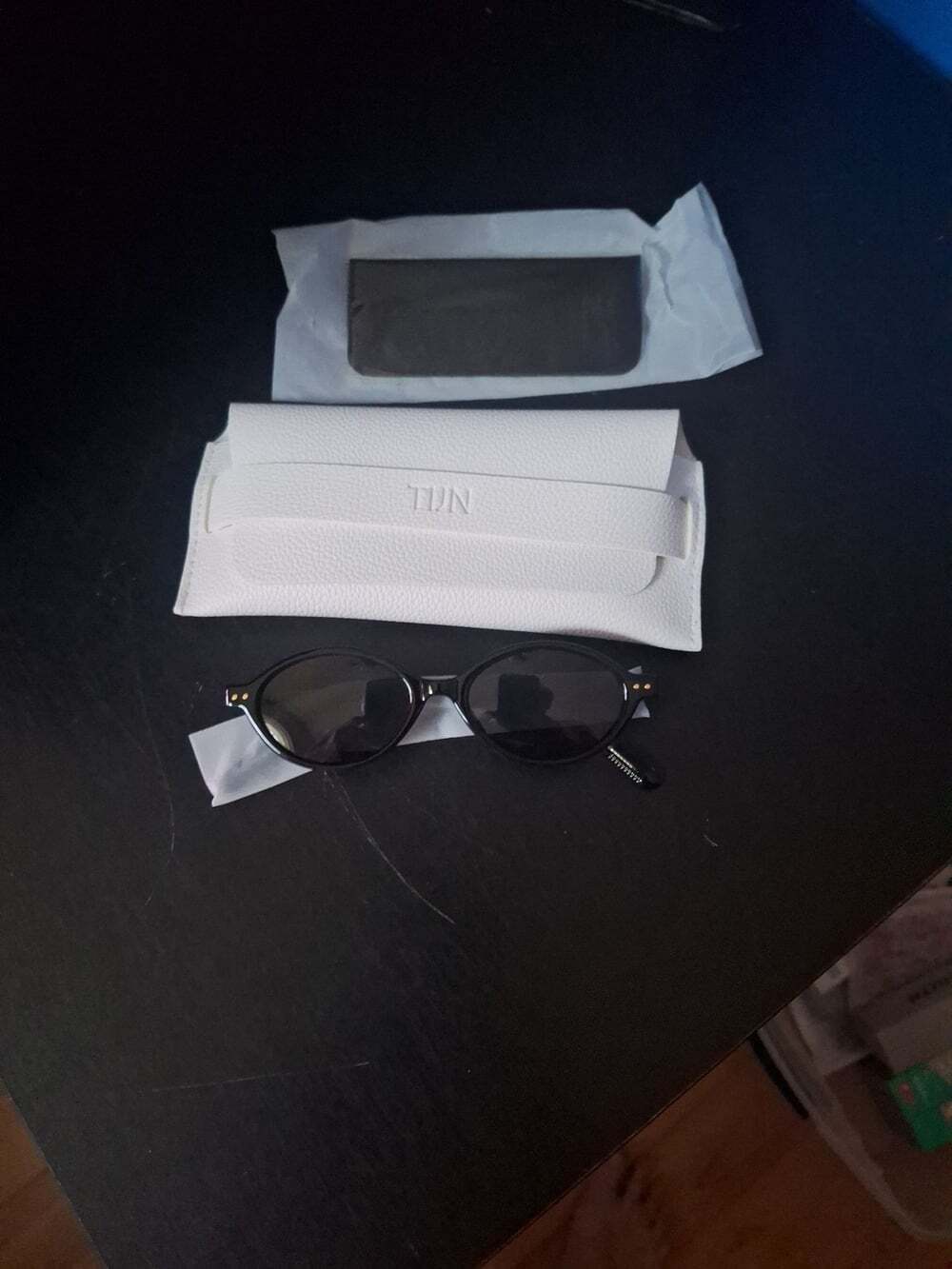 TIJN Vintage-Inspired Oval Sunglasses with White Protective Case